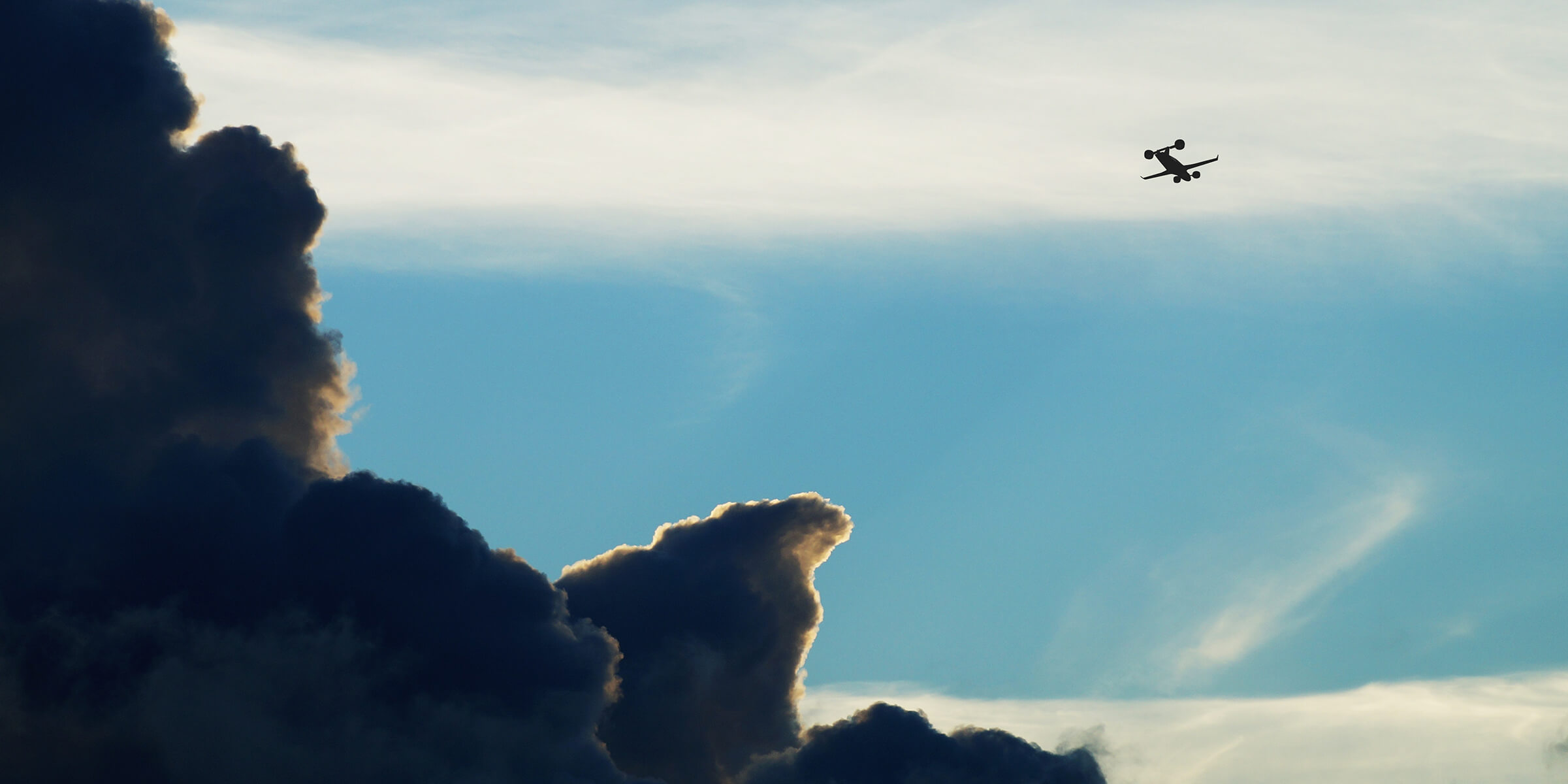 Sabrewing Aircraft logo of 2 abstract wings