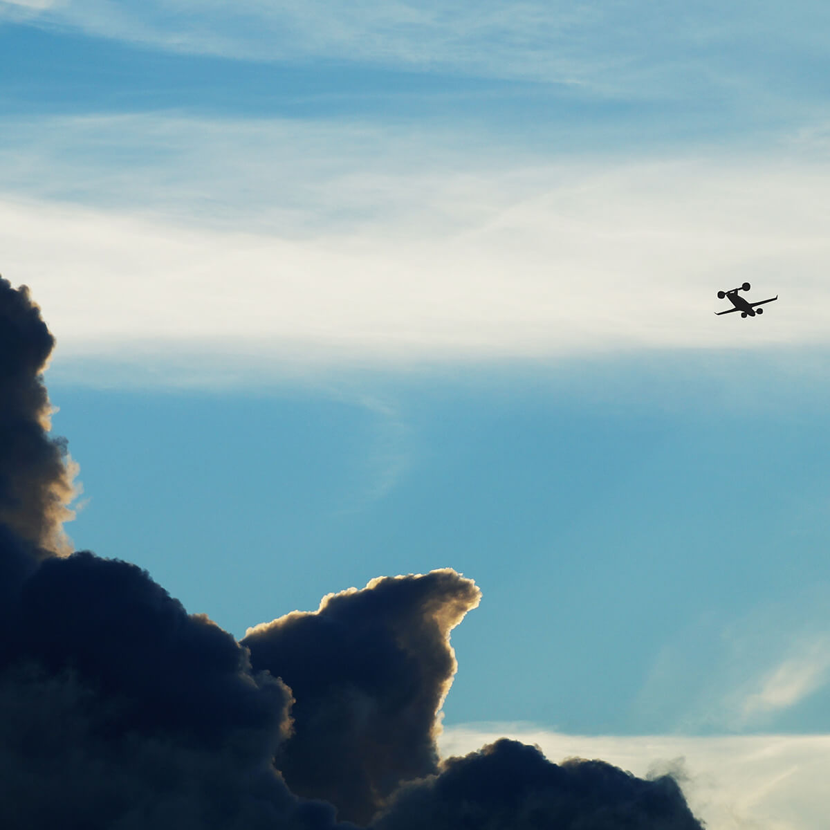 Sabrewing Aircraft logo of 2 abstract wings